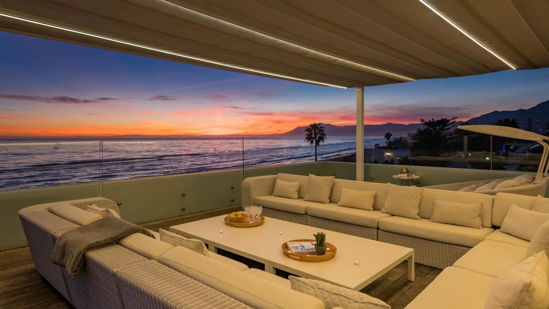Breath Taking Front Line Beach Villa With Sauna & Jacuzzi 马尔韦利亚