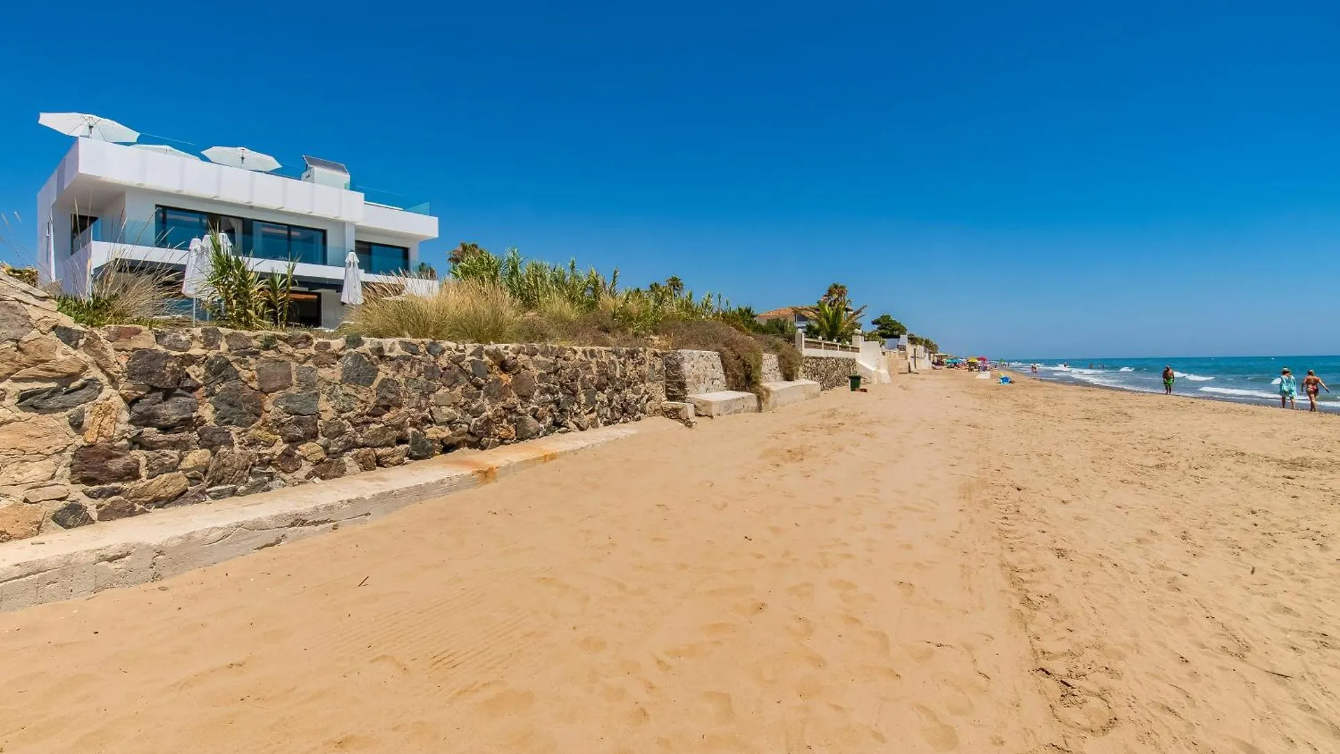 Breath Taking Front Line Beach Villa With Sauna & Jacuzzi Marbella