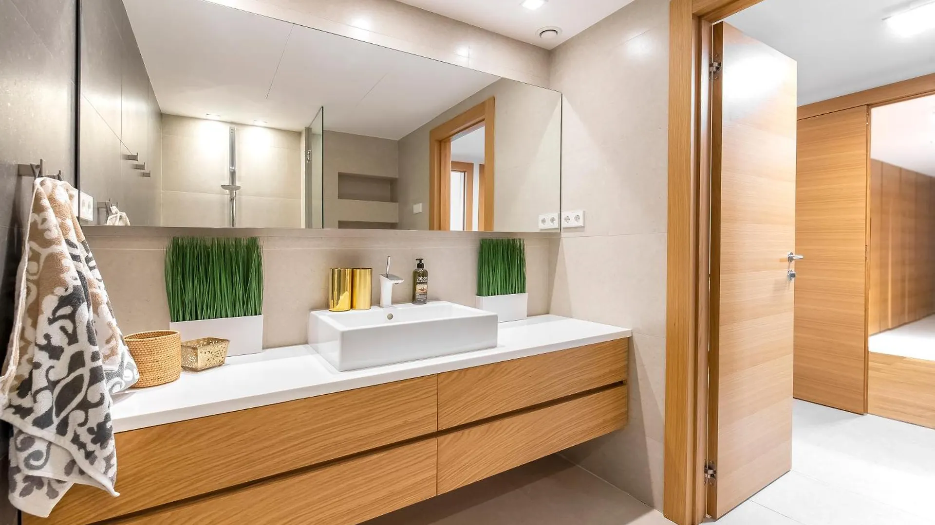 Breath Taking Front Line Beach Villa With Sauna & Jacuzzi Marbella