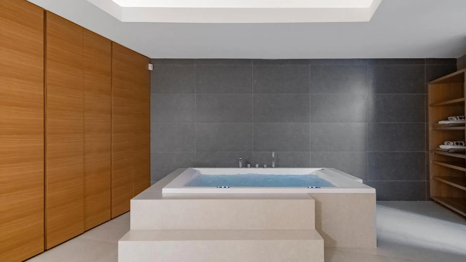 Breath Taking Front Line Beach Villa With Sauna & Jacuzzi Marbella