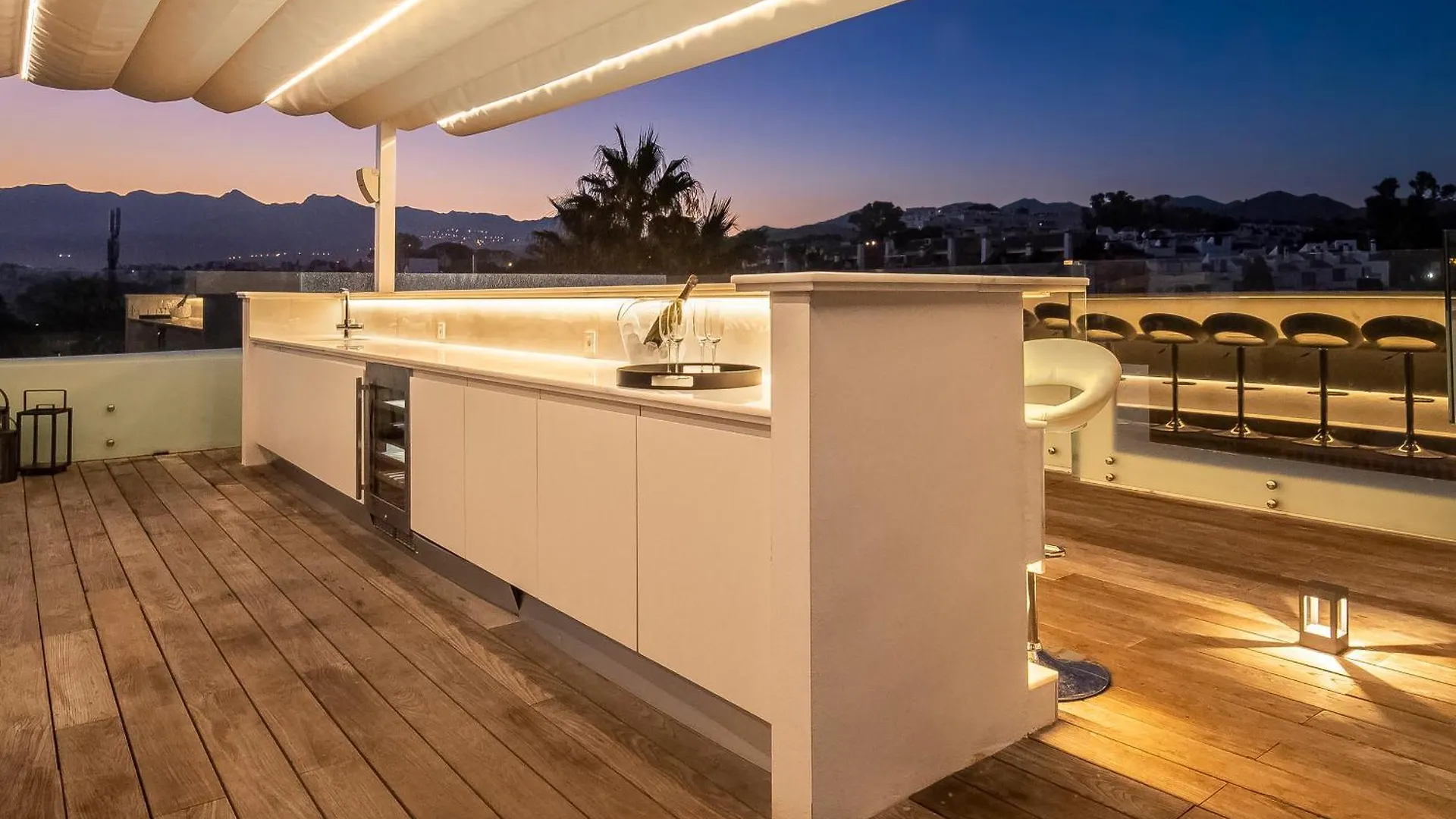 Breath Taking Front Line Beach Villa With Sauna & Jacuzzi Marbella