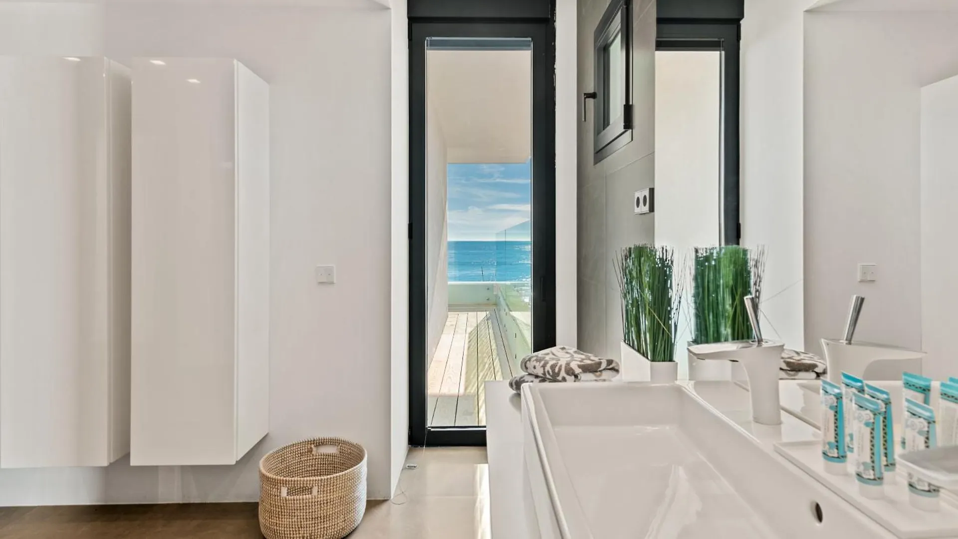 Breath Taking Front Line Beach Villa With Sauna & Jacuzzi Marbella
