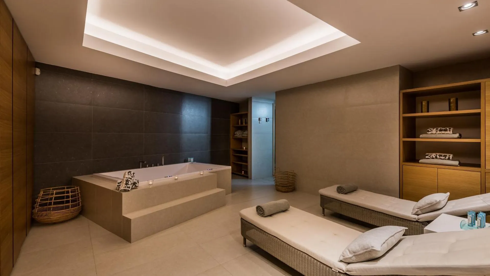 Breath Taking Front Line Beach Villa With Sauna & Jacuzzi Marbella