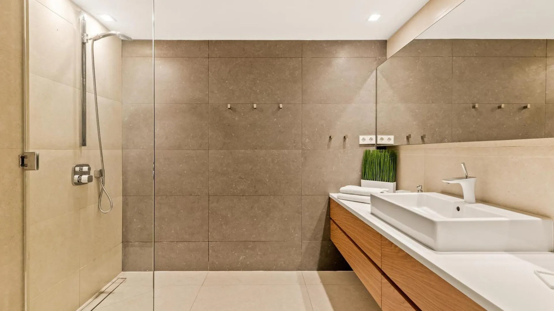 Breath Taking Front Line Beach Villa With Sauna & Jacuzzi Marbella