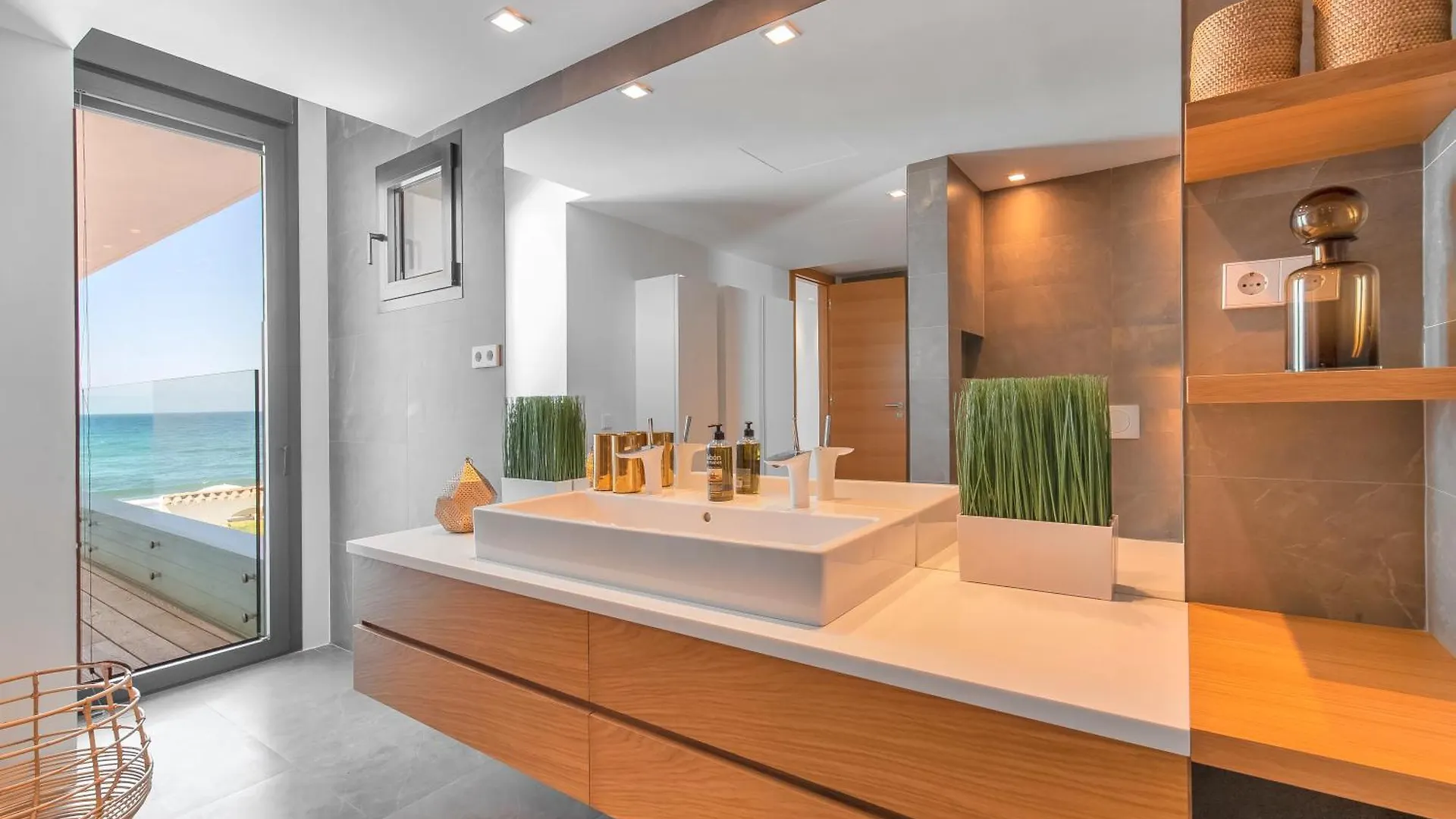 Breath Taking Front Line Beach Villa With Sauna & Jacuzzi Marbella